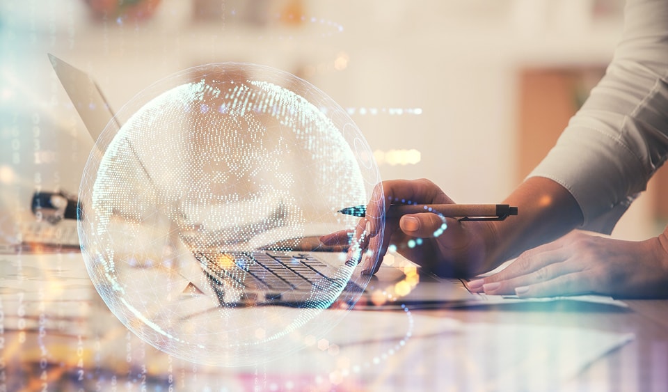 地球儀のようなイラストとパソコンで作業するイメージ写真